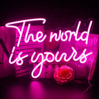 Uma vibrante placa de LED neon exibindo a frase "O mundo é seu" em fonte cursiva.