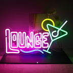 Uma vibrante placa de LED neon com os dizeres "Cocktails Lounge" em uma fonte estilosa.