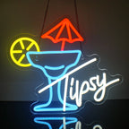 Um letreiro de LED neon vibrante no formato de uma taça de martini clássica com um contorno brilhante em cores neon brilhantes.