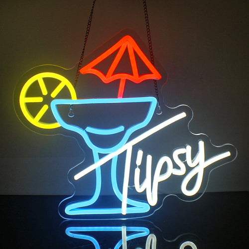 Um letreiro de LED neon vibrante no formato de uma taça de martini clássica com um contorno brilhante em cores neon brilhantes.