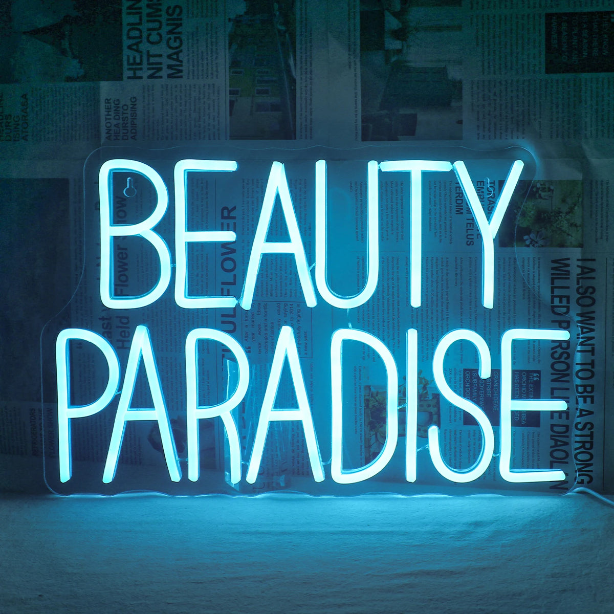 A imagem exibe uma vibrante placa de LED neon feita à mão que diz "Beauty Paradise" em elegantes letras cursivas.