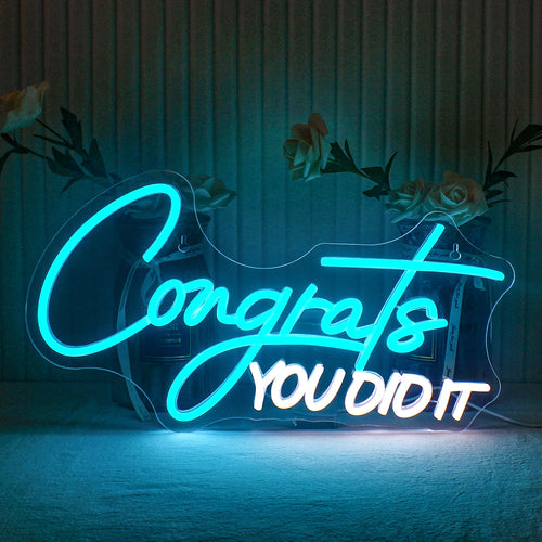 A imagem apresenta uma vibrante placa de LED neon com o texto "Parabéns, você conseguiu" em uma fonte manuscrita divertida e estilosa.