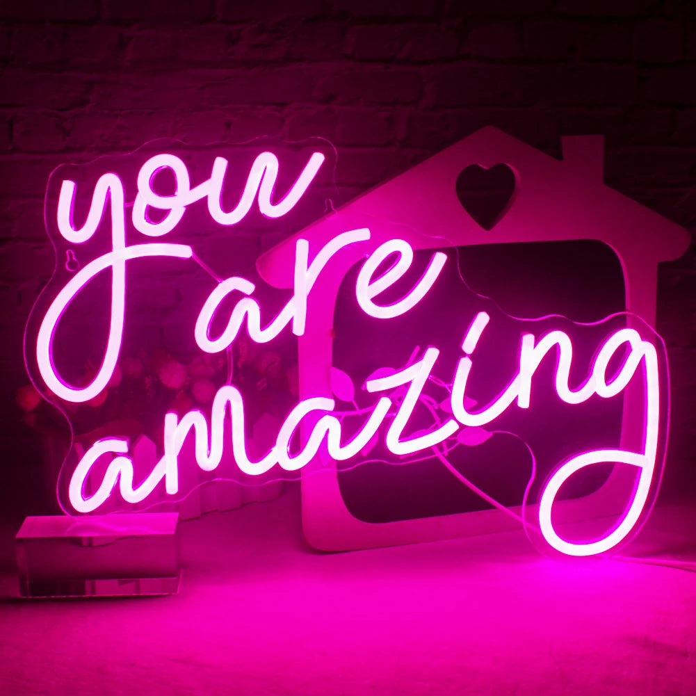 A imagem apresenta um letreiro de LED neon vibrante, feito à mão, exposto em uma parede simples de cor escura.