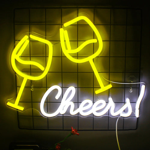 Uma vibrante placa de LED neon com os dizeres "Cheers" em uma fonte cursiva divertida está montada contra uma parede de tijolos.