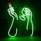 A imagem apresenta uma vibrante placa de LED neon exibindo as palavras "Fumar e Beber" em cores brilhantes e chamativas.