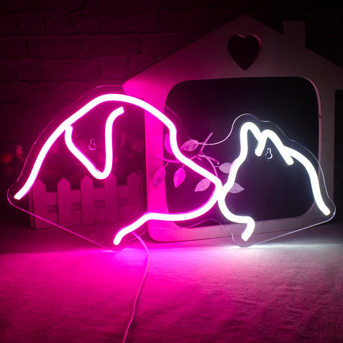 A imagem mostra uma placa de LED neon vibrante e econômica representando o contorno de um cachorro e um gato sentados lado a lado.
