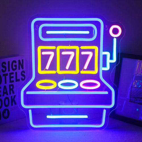A imagem exibe uma placa de LED neon vibrante, feita à mão, com o texto "777 Game Room" em letras grandes e chamativas.