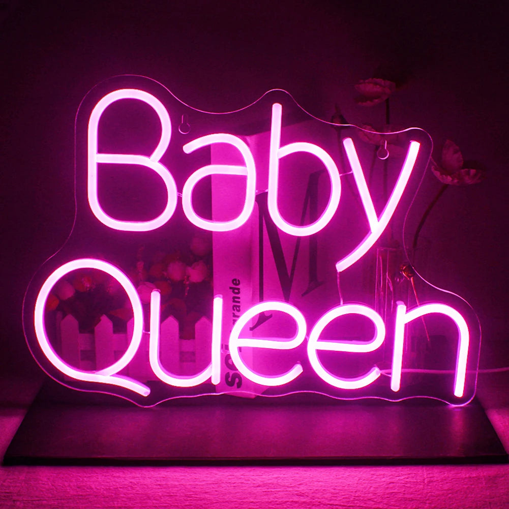 Um letreiro de LED neon vibrante com as palavras "Baby Queen" exibidas em uma fonte cativante.