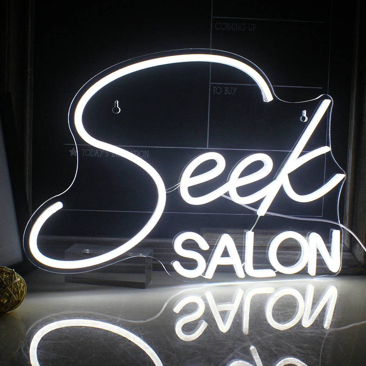 A imagem apresenta um letreiro de neon LED vibrante exibindo a palavra "SALON" em letras maiúsculas estilizadas.