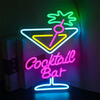 A imagem mostra uma vibrante placa de LED neon projetada para um bar de coquetéis.