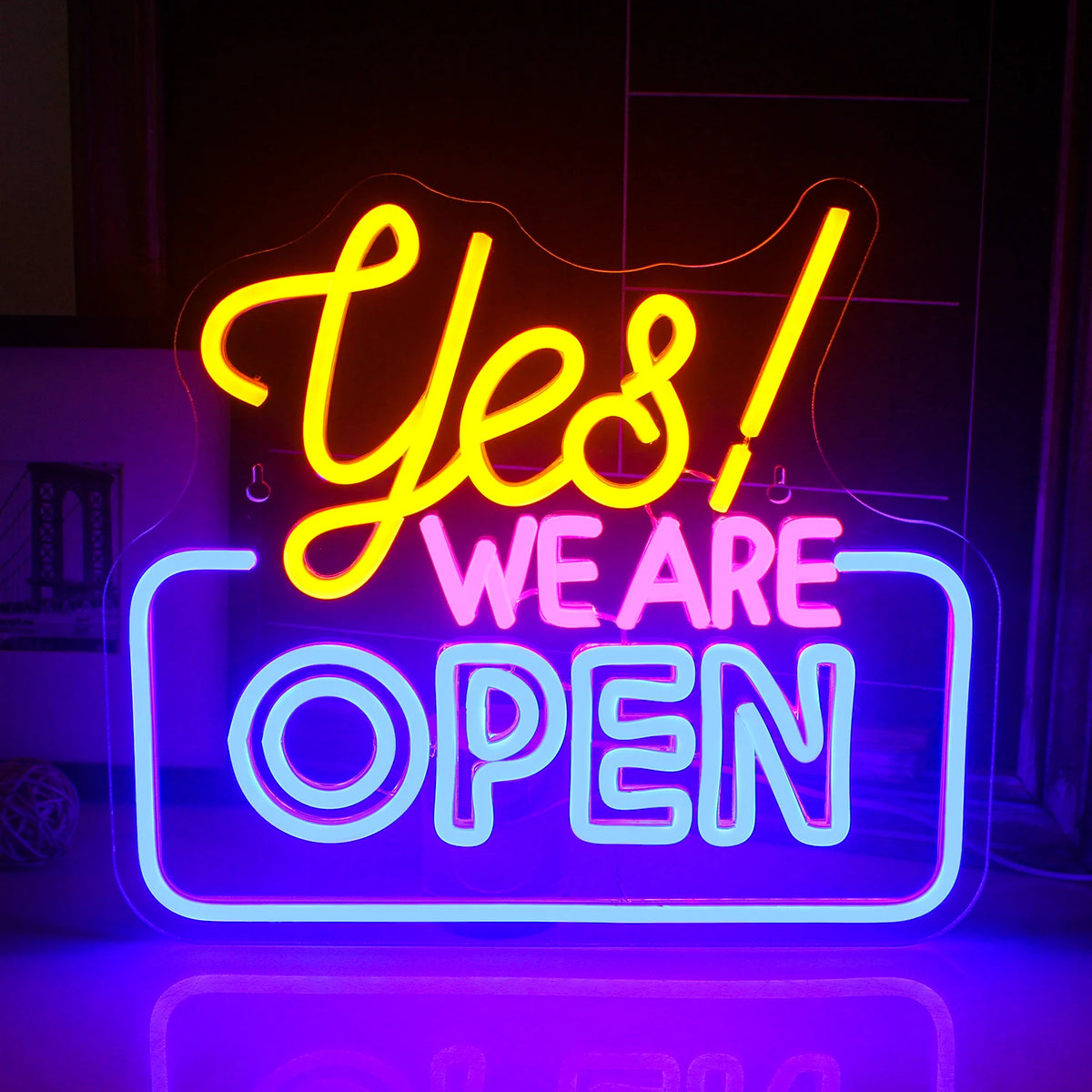 A imagem apresenta uma vibrante placa de LED neon exibindo a palavra "Aberto" em uma escrita ousada e chamativa.