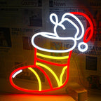 Um letreiro de LED neon vibrante representando meias coloridas de Natal.