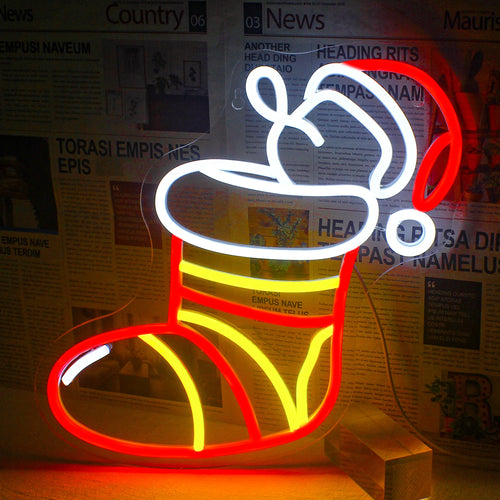 Um letreiro de LED neon vibrante representando meias coloridas de Natal.