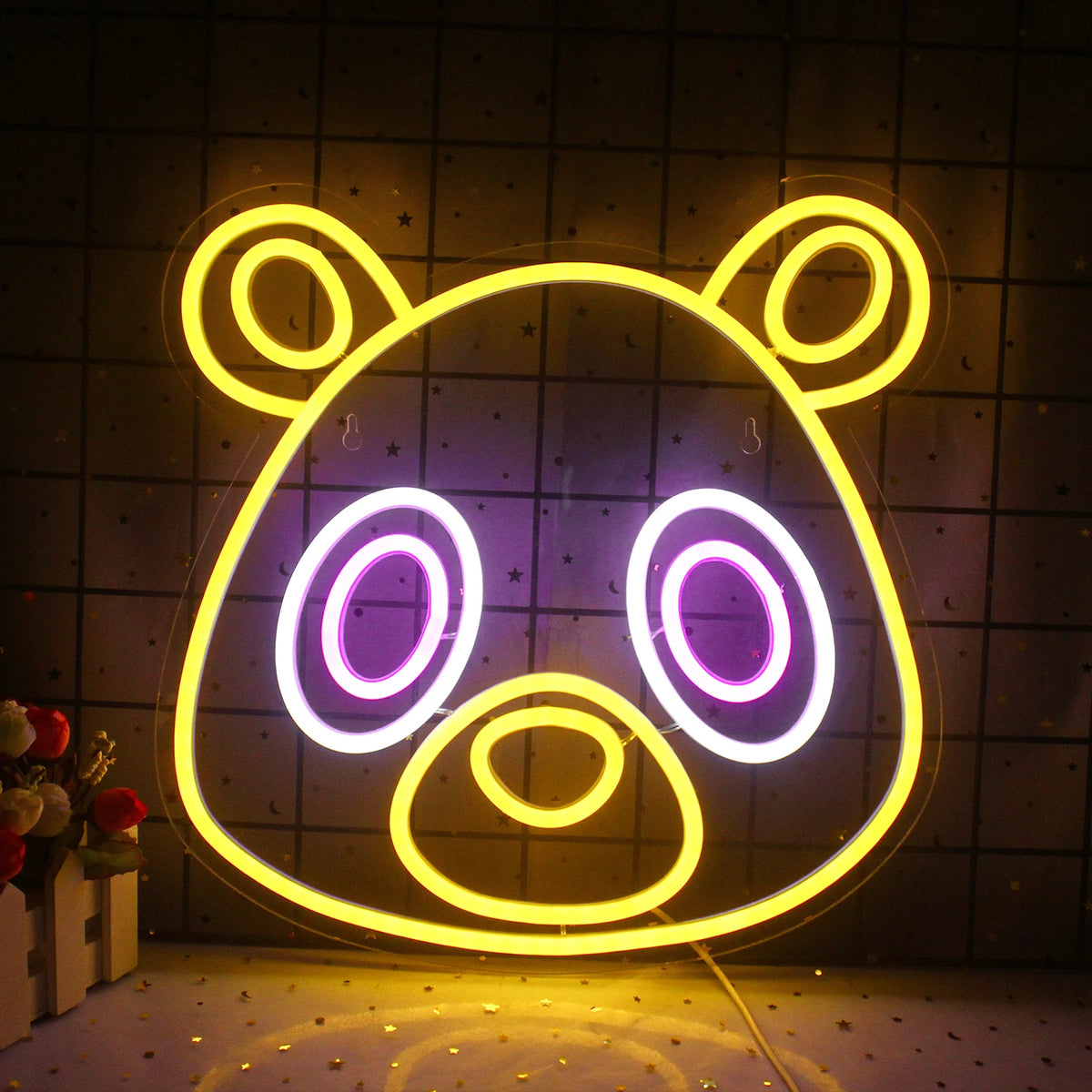A imagem mostra uma placa de LED neon vibrante e feita à mão no formato de um adorável urso inspirado no estilo de arte de anime.