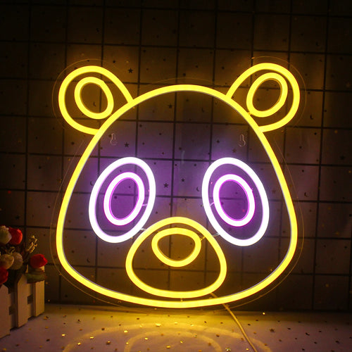 A imagem mostra uma placa de LED neon vibrante e feita à mão no formato de um adorável urso inspirado no estilo de arte de anime.