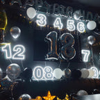 Uma imagem vibrante de uma placa de LED neon feita à mão em forma de número, projetada para comemorar um aniversário.