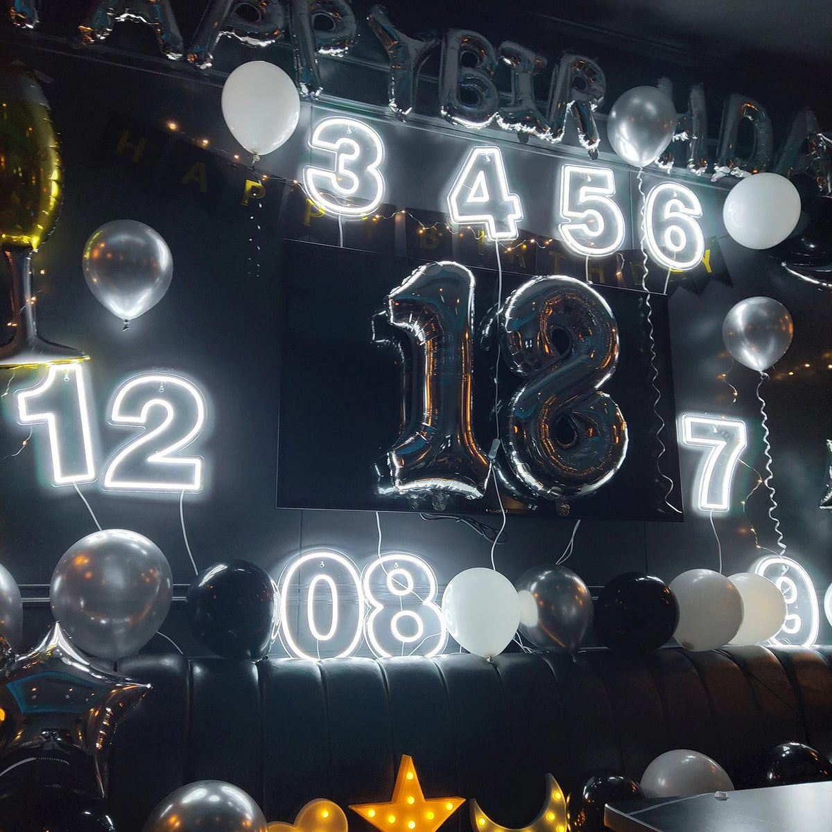 Uma imagem vibrante de uma placa de LED neon feita à mão em forma de número, projetada para comemorar um aniversário.