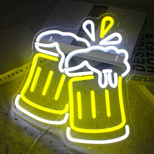 A imagem apresenta uma vibrante placa de LED neon feita à mão exibindo a frase "Beer Cheers" em letras brilhantes e luminosas.