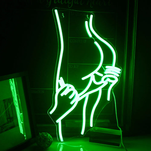 A imagem apresenta um letreiro de LED neon vibrante no formato de uma silhueta representando uma figura sensual e curvilínea de uma mulher.