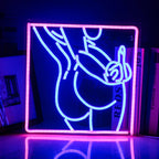 A imagem apresenta um letreiro de LED neon feito à mão representando a silhueta do corpo de uma mulher em uma pose elegante e sensual.