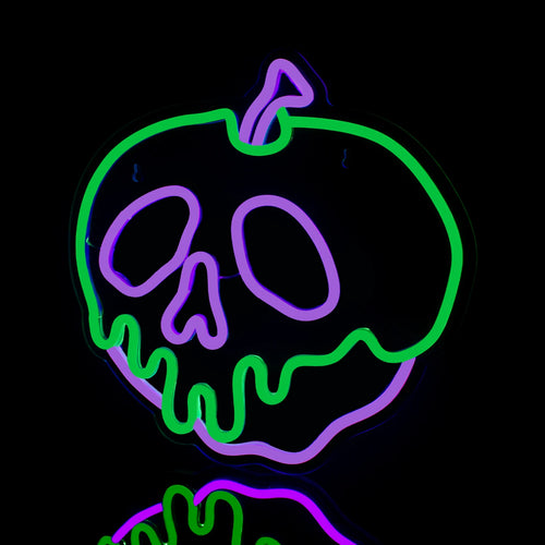 Um letreiro de LED neon vibrante no formato de uma caveira estilizada mesclada com uma maçã.