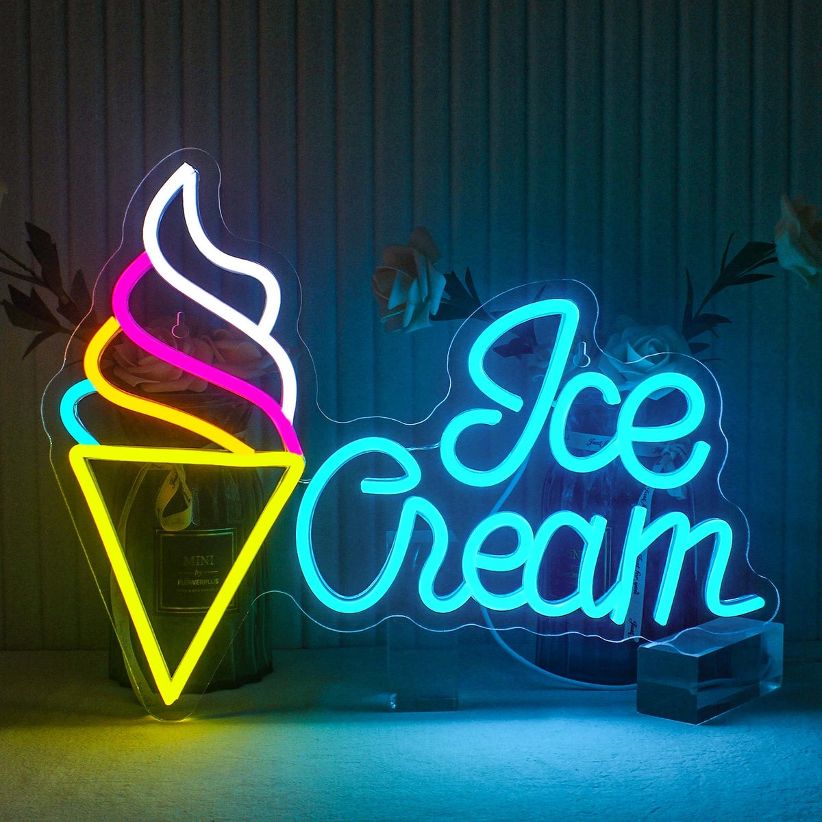 A imagem apresenta um letreiro de LED neon vibrante em formato de casquinha de sorvete.