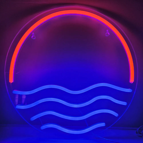 A imagem apresenta um letreiro de LED neon vibrante e chamativo retratando um pôr do sol deslumbrante sobre o mar.