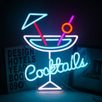 A imagem apresenta uma vibrante placa de LED neon exibindo a palavra "Cocktails" em uma fonte cursiva divertida.