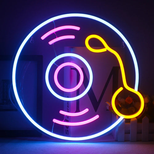 A imagem mostra um letreiro de LED neon vibrante no formato de um disco de vinil clássico.