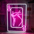 A imagem apresenta um letreiro de neon LED representando uma mulher estilizada, composta por elementos de cartas de baralho.