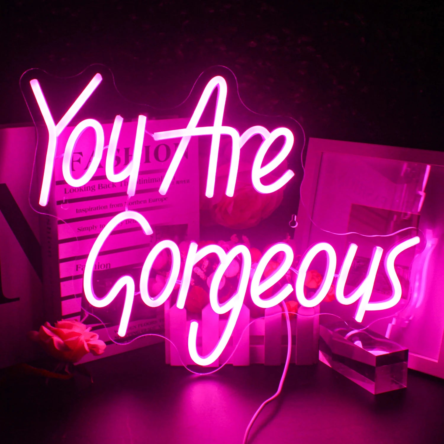 Uma placa de LED neon vibrante e estilosa exibindo a frase "Você é linda" em uma escrita elegante e fluida.