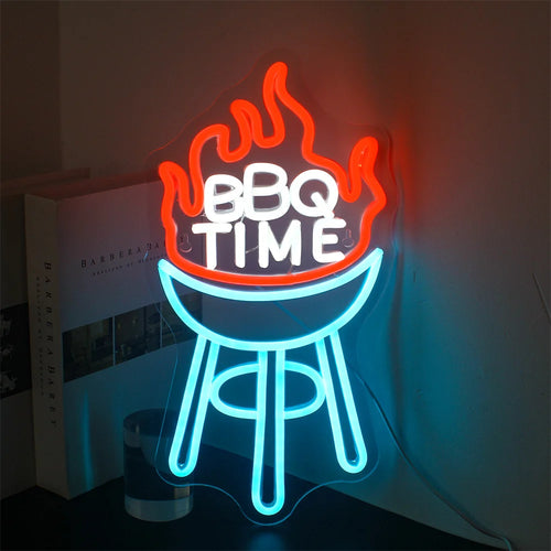 Uma vibrante placa de LED neon exibindo "Hora do churrasco" em uma fonte cursiva divertida.