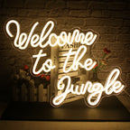 Uma vibrante placa de LED neon exibindo a frase "Bem-vindo à selva" em letras grandes e elegantes.