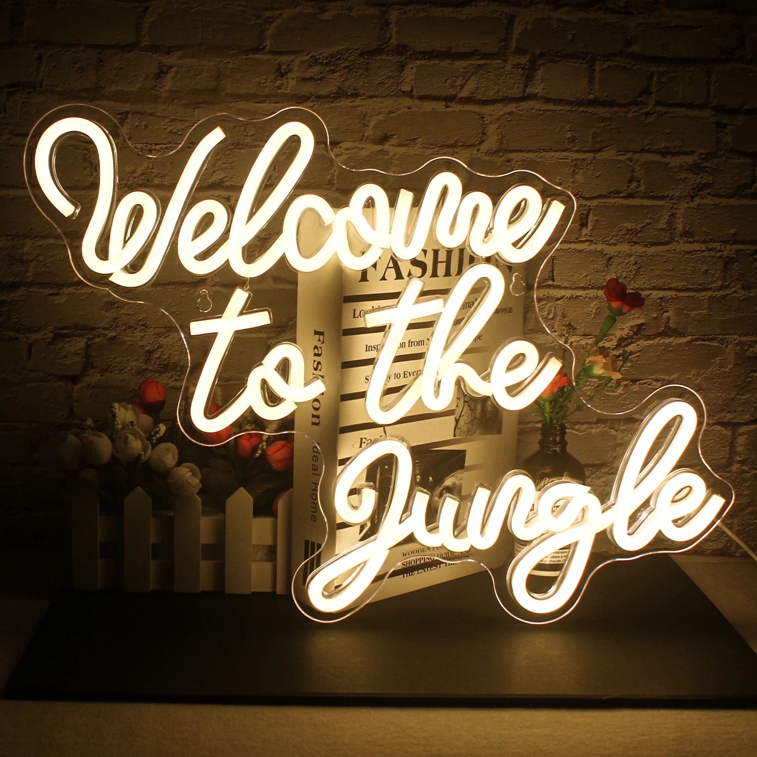 Uma vibrante placa de LED neon exibindo a frase "Bem-vindo à selva" em letras grandes e elegantes.