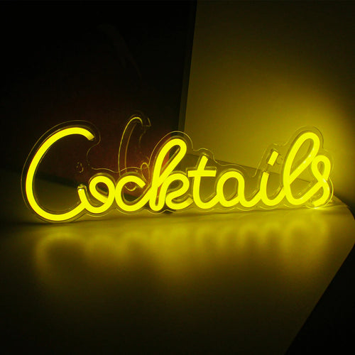 Um letreiro de LED neon vibrante no formato de um copo de coquetel clássico, com uma combinação brilhante de luzes rosa e azul.