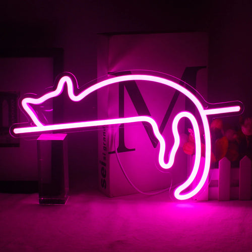 Descrição da imagem: Um letreiro de LED neon vibrante em formato de gato está montado na parede.