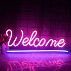 Uma vibrante placa de LED neon com os dizeres "Bem-vindo" exibida em uma parede branca simples.