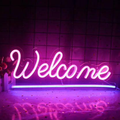 Uma vibrante placa de LED neon com os dizeres "Bem-vindo" exibida em uma parede branca simples.