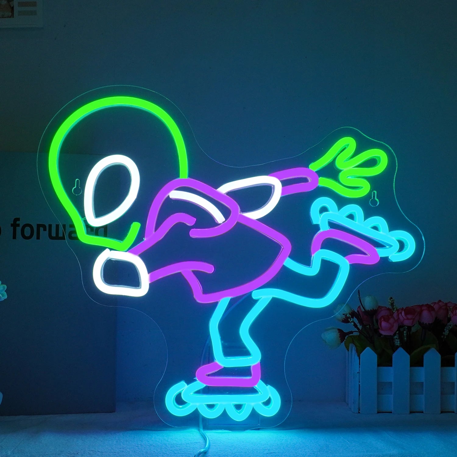 Um vibrante letreiro de LED neon alienígena com um formato clássico de cabeça extraterrestre e olhos grandes e ovais.