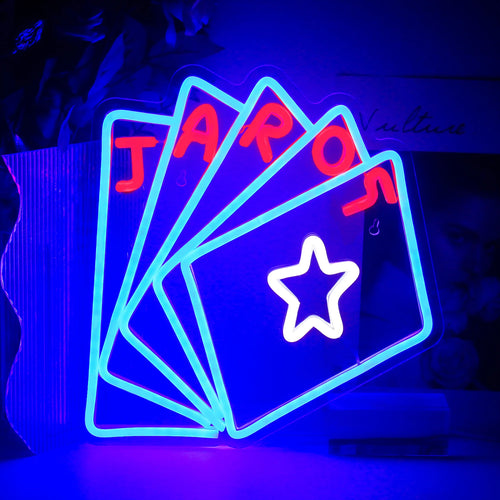A imagem apresenta uma vibrante placa de LED neon com o formato da palavra "Poker".