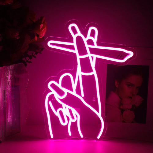 Uma placa de LED neon projetada no formato de uma mão fazendo um gesto de paz.