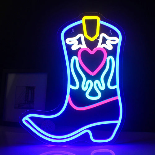 Um letreiro de LED neon vibrante em formato de bota de cowboy, brilhando intensamente em cores quentes.