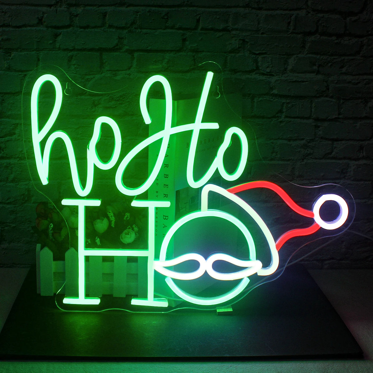Uma vibrante placa de LED neon exibindo as palavras "Feliz Natal" em uma escrita elegante e fluida.