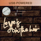 Love is in the hair – Tesoura integrada nas letras – reclame luminoso em néon LED (5 V USB)