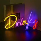A imagem apresenta uma vibrante placa de LED neon exibindo uma variedade colorida de formas e símbolos relacionados a bebidas.