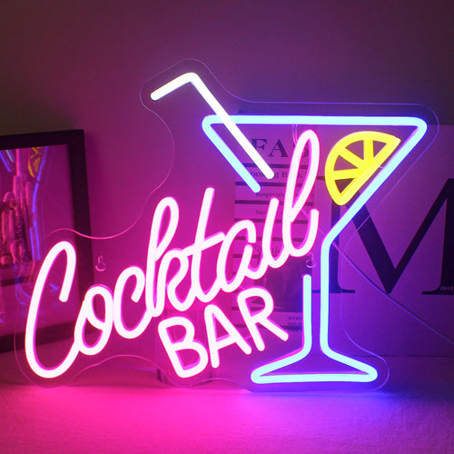 "Uma vibrante placa de LED neon exibindo as palavras 'Cocktail Bar' em uma fonte cursiva e divertida.