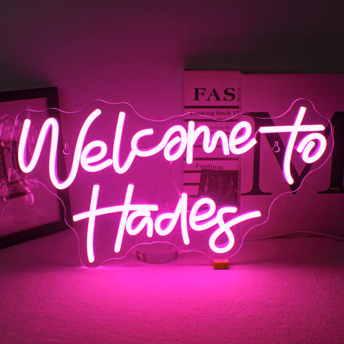 Uma placa de neon de LED com as palavras "Bem-vindo ao Hades" escritas em luzes neon brilhantes.