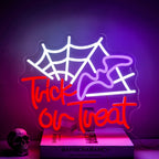 Uma vibrante placa de LED neon exibindo a frase "Trick Or Treat" em letras grandes e divertidas.