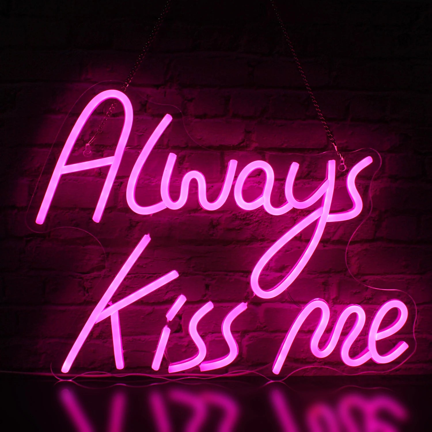 A imagem apresenta uma elegante placa de LED neon feita à mão que diz "Always Kiss Me" em letra cursiva.