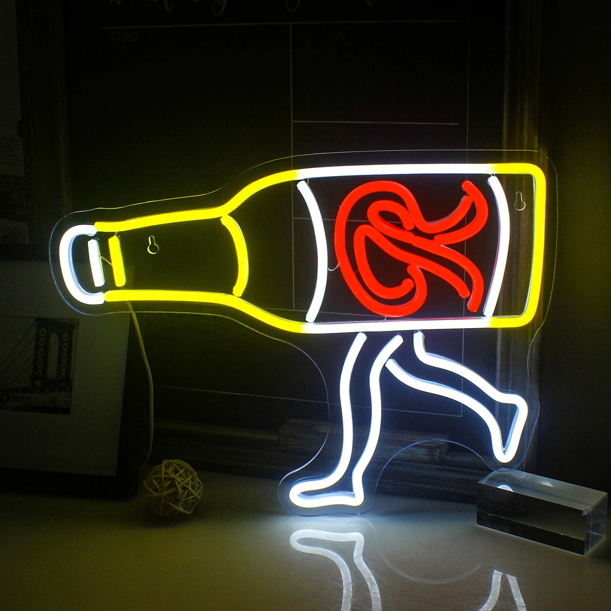 Imagem de uma vibrante placa de LED neon de cerveja brilhando em cores amarelo e branco brilhantes.